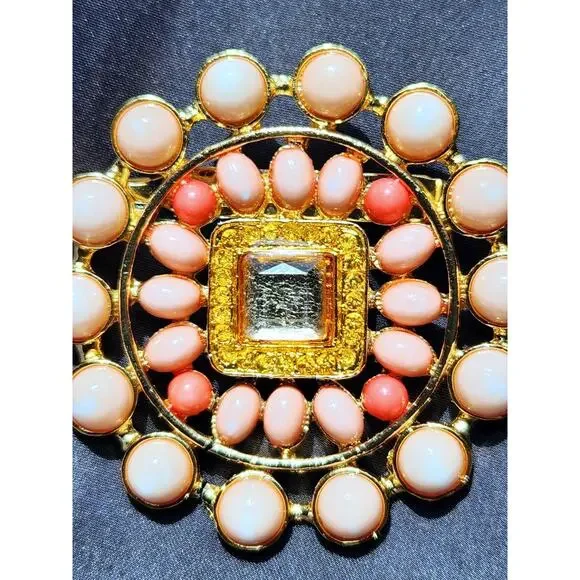 Vintage 1950s Pastel Cabochon Rhinestone Brooch Gold Tone Filigree Floral Pin - Picture 3 of 3